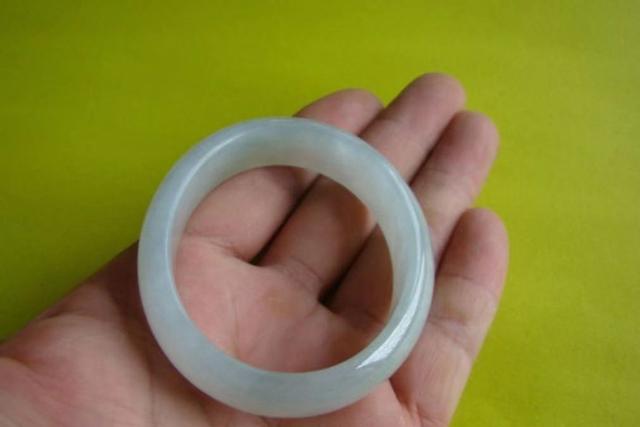 戴翡翠镯子有什么好处,翡翠镯子基础知识-第11张图片-翡翠网 戴翡翠镯子有什么好处,翡翠镯子基础知识-第11张图片-翡翠网