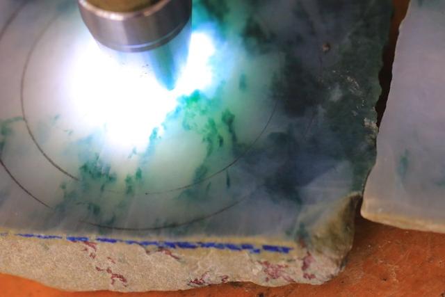 翡翠原石的皮层厚度,rest算皮层厚度-第3张图片-翡翠网 翡翠原石的皮层厚度,rest算皮层厚度-第3张图片-翡翠网