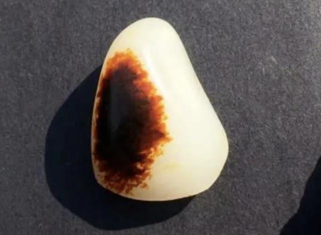 翡翠的原石在哪里,皓玉源翡翠原石-第4张图片-翡翠网 翡翠的原石在哪里,皓玉源翡翠原石-第4张图片-翡翠网