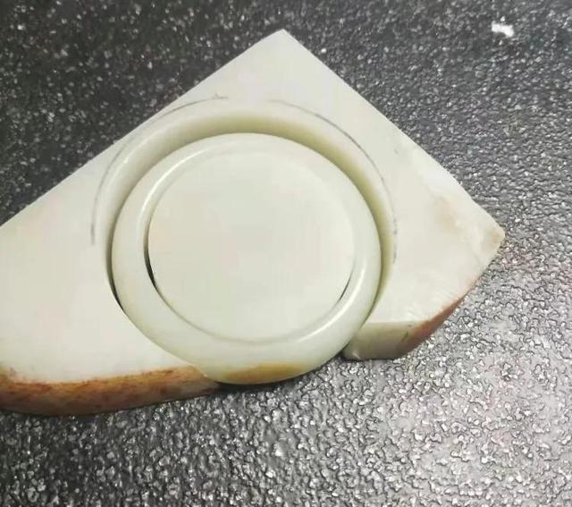 翡翠原石籽料手镯买冰种翡翠原石-第1张图片-翡翠网 翡翠原石籽料手镯买冰种翡翠原石-第1张图片-翡翠网