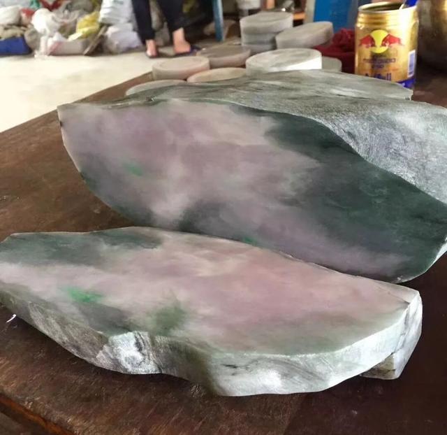 翡翠原石春带彩翡翠原石毛料赌石视频-第3张图片-翡翠网 翡翠原石春带彩翡翠原石毛料赌石视频-第3张图片-翡翠网