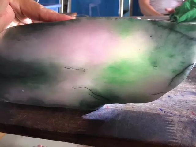 翡翠原石春带彩翡翠原石毛料赌石视频-第5张图片-翡翠网 翡翠原石春带彩翡翠原石毛料赌石视频-第5张图片-翡翠网