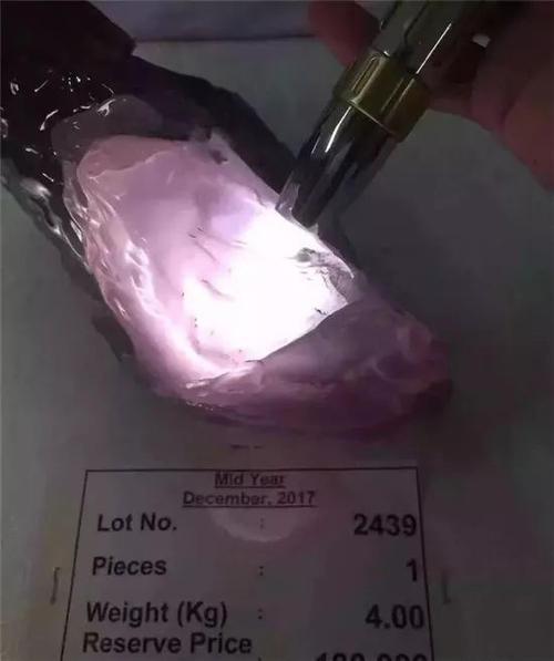 翡翠手镯颜色变浅,翡翠戴了几天为什么颜色浅了-第1张图片-翡翠网 翡翠手镯颜色变浅,翡翠戴了几天为什么颜色浅了-第1张图片-翡翠网