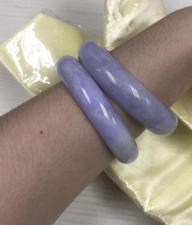 翡翠手镯颜色变浅,翡翠戴了几天为什么颜色浅了-第2张图片-翡翠网 翡翠手镯颜色变浅,翡翠戴了几天为什么颜色浅了-第2张图片-翡翠网