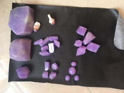 翡翠手镯颜色变浅,翡翠戴了几天为什么颜色浅了-第3张图片-翡翠网 翡翠手镯颜色变浅,翡翠戴了几天为什么颜色浅了-第3张图片-翡翠网