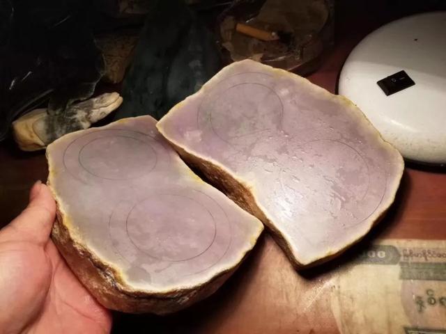 翡翠手镯颜色变浅,翡翠戴了几天为什么颜色浅了-第4张图片-翡翠网 翡翠手镯颜色变浅,翡翠戴了几天为什么颜色浅了-第4张图片-翡翠网