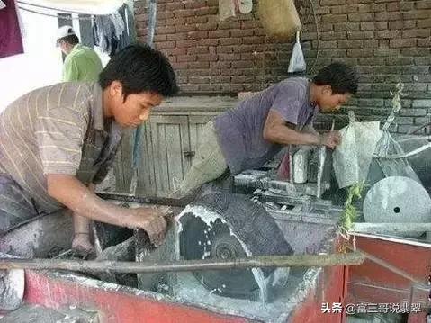 翡翠原石包料多少钱什么是翡翠毛料-第12张图片-翡翠网 翡翠原石包料多少钱什么是翡翠毛料-第12张图片-翡翠网