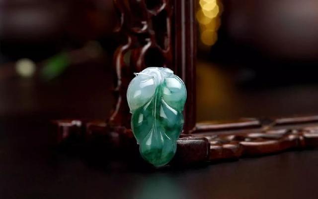 翡翠手镯怎么看种老嫩翡翠手镯种嫩易发黄变种-第1张图片-翡翠网 翡翠手镯怎么看种老嫩翡翠手镯种嫩易发黄变种-第1张图片-翡翠网