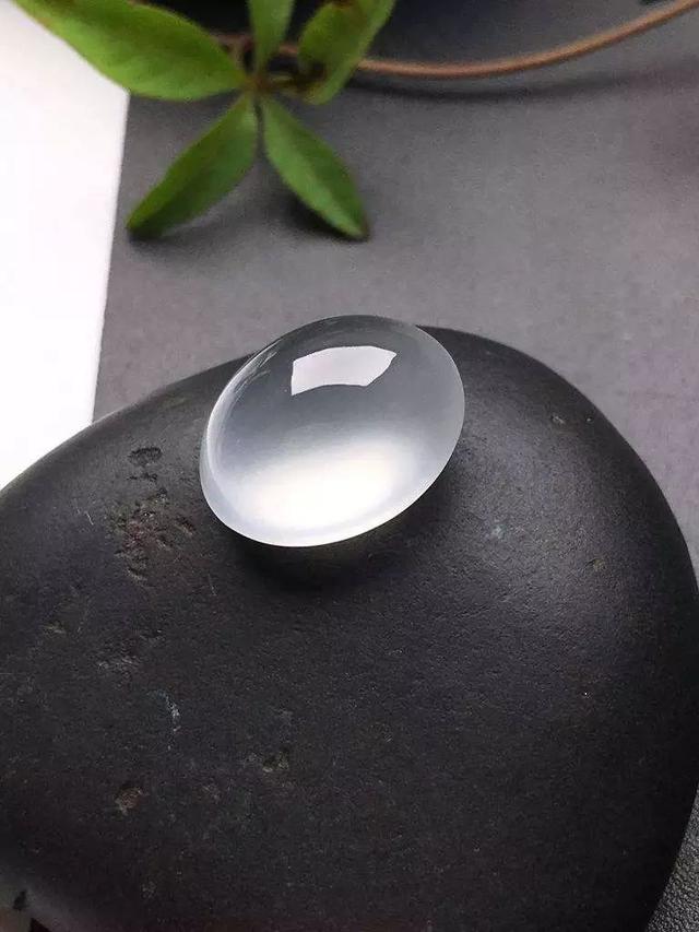 翡翠手镯怎么看种老嫩翡翠手镯种嫩易发黄变种-第3张图片-翡翠网 翡翠手镯怎么看种老嫩翡翠手镯种嫩易发黄变种-第3张图片-翡翠网