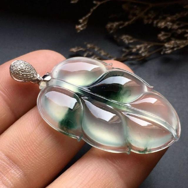 翡翠手镯怎么看种老嫩翡翠手镯种嫩易发黄变种-第4张图片-翡翠网 翡翠手镯怎么看种老嫩翡翠手镯种嫩易发黄变种-第4张图片-翡翠网