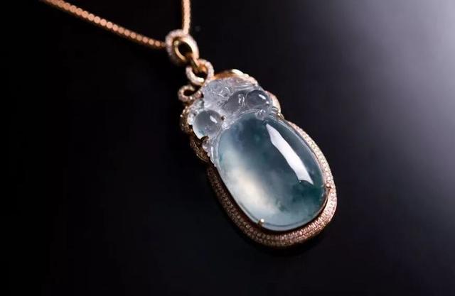 翡翠手镯怎么看种老嫩翡翠手镯种嫩易发黄变种-第5张图片-翡翠网 翡翠手镯怎么看种老嫩翡翠手镯种嫩易发黄变种-第5张图片-翡翠网