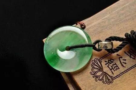 翡翠手镯怎么看种老嫩翡翠手镯种嫩易发黄变种-第8张图片-翡翠网 翡翠手镯怎么看种老嫩翡翠手镯种嫩易发黄变种-第8张图片-翡翠网