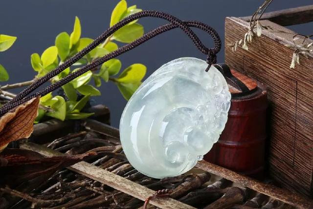 翡翠手镯怎么看种老嫩翡翠手镯种嫩易发黄变种-第9张图片-翡翠网 翡翠手镯怎么看种老嫩翡翠手镯种嫩易发黄变种-第9张图片-翡翠网