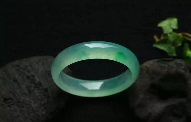 翡翠手镯怎么看种老嫩翡翠手镯种嫩易发黄变种-第11张图片-翡翠网 翡翠手镯怎么看种老嫩翡翠手镯种嫩易发黄变种-第11张图片-翡翠网