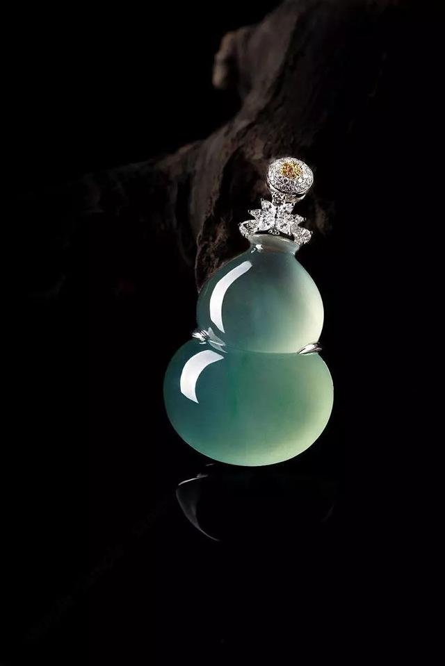 翡翠手镯怎么看种老嫩翡翠手镯种嫩易发黄变种-第14张图片-翡翠网 翡翠手镯怎么看种老嫩翡翠手镯种嫩易发黄变种-第14张图片-翡翠网