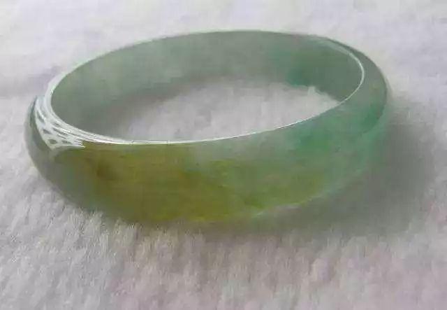 翡翠手镯怎么看种老嫩翡翠手镯种嫩易发黄变种-第15张图片-翡翠网 翡翠手镯怎么看种老嫩翡翠手镯种嫩易发黄变种-第15张图片-翡翠网