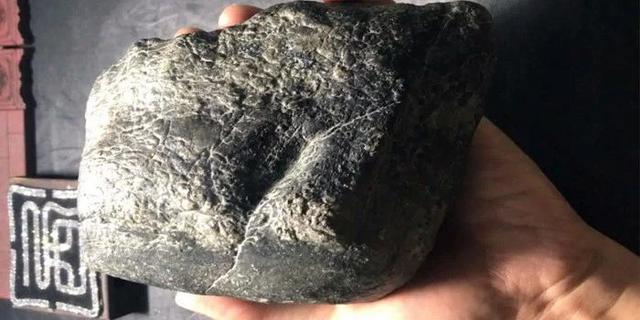 莫西沙冰种翡翠原石,莫西沙翡翠原石切开后视频-第1张图片-翡翠网 莫西沙冰种翡翠原石,莫西沙翡翠原石切开后视频-第1张图片-翡翠网