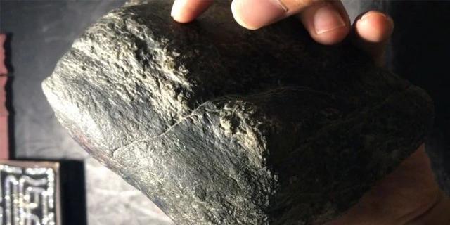 莫西沙冰种翡翠原石,莫西沙翡翠原石切开后视频-第2张图片-翡翠网 莫西沙冰种翡翠原石,莫西沙翡翠原石切开后视频-第2张图片-翡翠网