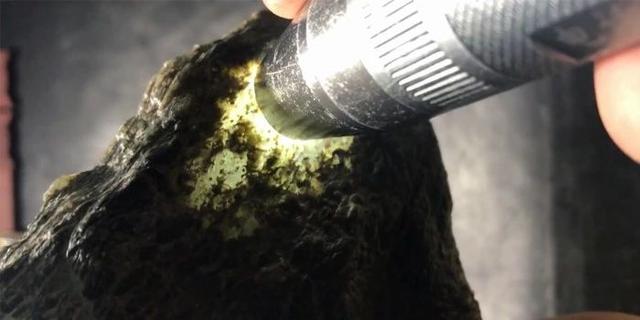 莫西沙冰种翡翠原石,莫西沙翡翠原石切开后视频-第3张图片-翡翠网 莫西沙冰种翡翠原石,莫西沙翡翠原石切开后视频-第3张图片-翡翠网