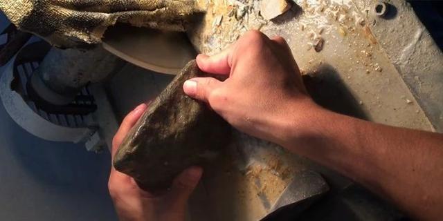 莫西沙冰种翡翠原石,莫西沙翡翠原石切开后视频-第5张图片-翡翠网 莫西沙冰种翡翠原石,莫西沙翡翠原石切开后视频-第5张图片-翡翠网