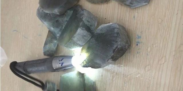 莫西沙冰种翡翠原石,莫西沙翡翠原石切开后视频-第6张图片-翡翠网 莫西沙冰种翡翠原石,莫西沙翡翠原石切开后视频-第6张图片-翡翠网