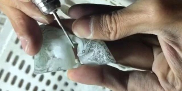 莫西沙冰种翡翠原石,莫西沙翡翠原石切开后视频-第7张图片-翡翠网 莫西沙冰种翡翠原石,莫西沙翡翠原石切开后视频-第7张图片-翡翠网