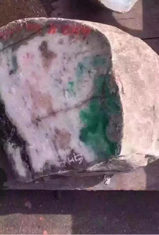 翡翠的原石在哪里翡翠石料价格表-第1张图片-翡翠网 翡翠的原石在哪里翡翠石料价格表-第1张图片-翡翠网