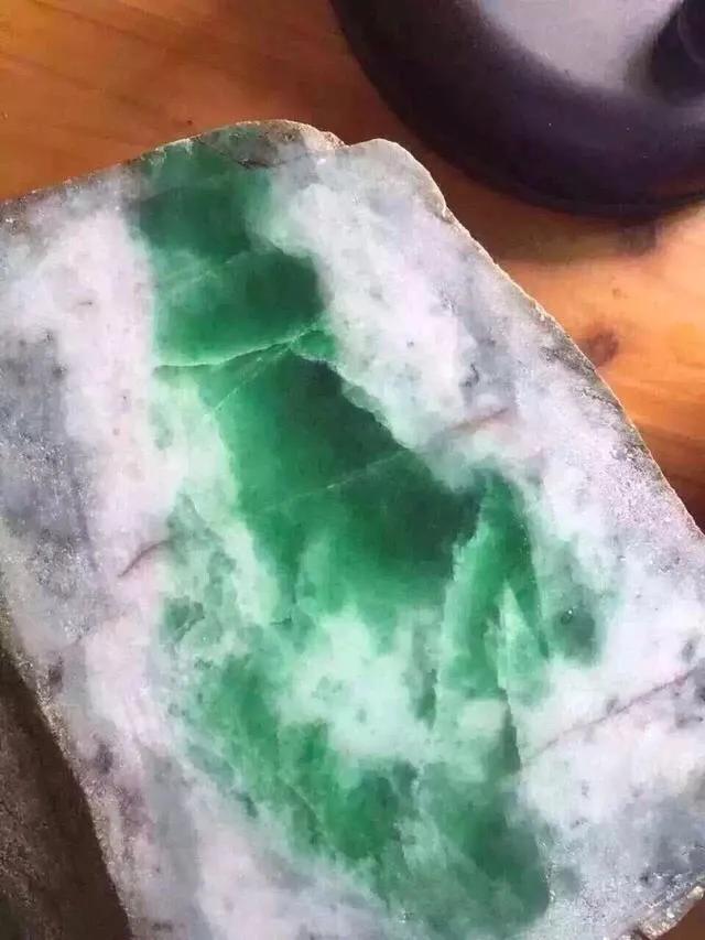 翡翠的原石在哪里翡翠石料价格表-第2张图片-翡翠网 翡翠的原石在哪里翡翠石料价格表-第2张图片-翡翠网