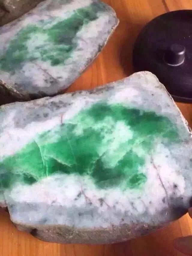 翡翠的原石在哪里翡翠石料价格表-第3张图片-翡翠网 翡翠的原石在哪里翡翠石料价格表-第3张图片-翡翠网