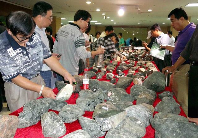 翡翠的原石在哪里翡翠石料价格表-第5张图片-翡翠网 翡翠的原石在哪里翡翠石料价格表-第5张图片-翡翠网