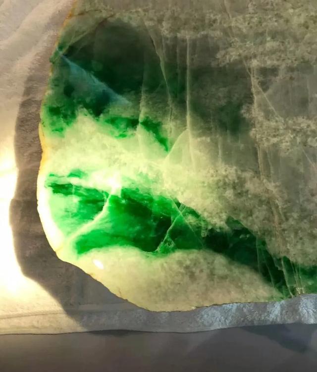 翡翠的原石在哪里翡翠石料价格表-第6张图片-翡翠网 翡翠的原石在哪里翡翠石料价格表-第6张图片-翡翠网