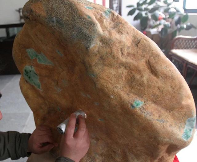 翡翠的原石在哪里翡翠石料价格表-第7张图片-翡翠网 翡翠的原石在哪里翡翠石料价格表-第7张图片-翡翠网