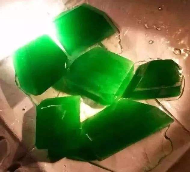 翡翠原石盘玩时间,新后江翡翠原石可以玩吗-第1张图片-翡翠网 翡翠原石盘玩时间,新后江翡翠原石可以玩吗-第1张图片-翡翠网