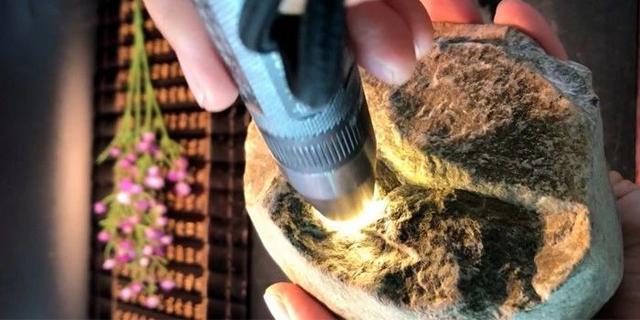 翡翠原石有味道,翡翠原石技巧-第2张图片-翡翠网 翡翠原石有味道,翡翠原石技巧-第2张图片-翡翠网