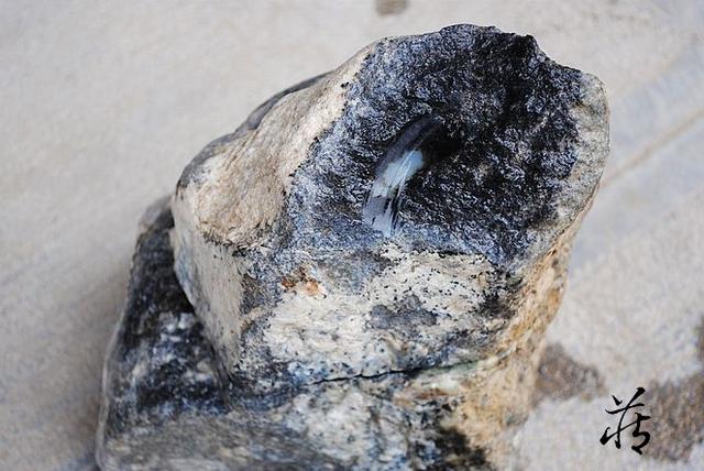 买黑皮的翡翠原石好吗,翡翠原石都有哪些场口-第11张图片-翡翠网 买黑皮的翡翠原石好吗,翡翠原石都有哪些场口-第11张图片-翡翠网