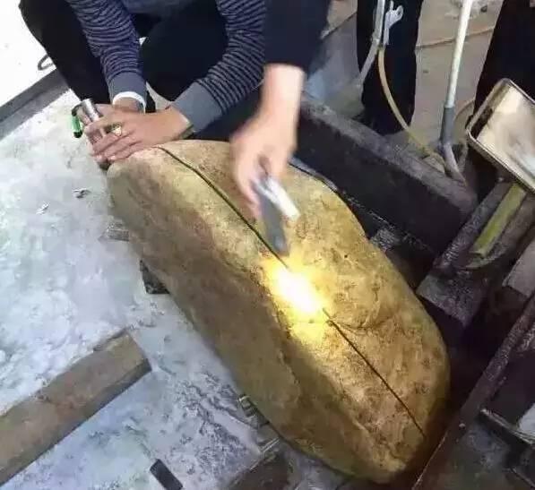 极品翡翠原石多少钱,翡翠原石给别人切一块多少钱-第2张图片-翡翠网 极品翡翠原石多少钱,翡翠原石给别人切一块多少钱-第2张图片-翡翠网