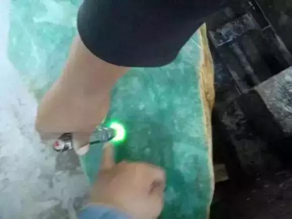 极品翡翠原石多少钱,翡翠原石给别人切一块多少钱-第3张图片-翡翠网 极品翡翠原石多少钱,翡翠原石给别人切一块多少钱-第3张图片-翡翠网