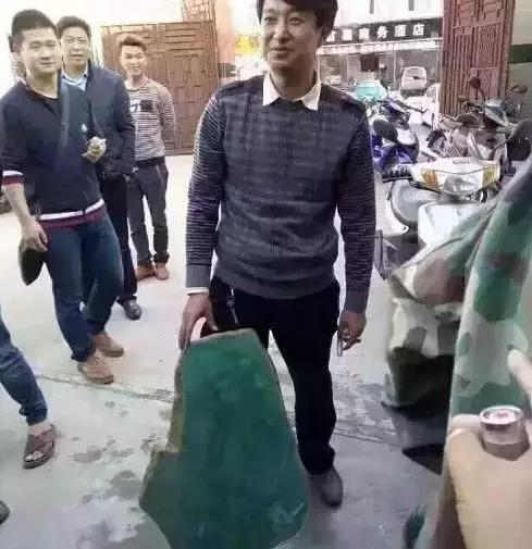 极品翡翠原石多少钱,翡翠原石给别人切一块多少钱-第4张图片-翡翠网 极品翡翠原石多少钱,翡翠原石给别人切一块多少钱-第4张图片-翡翠网