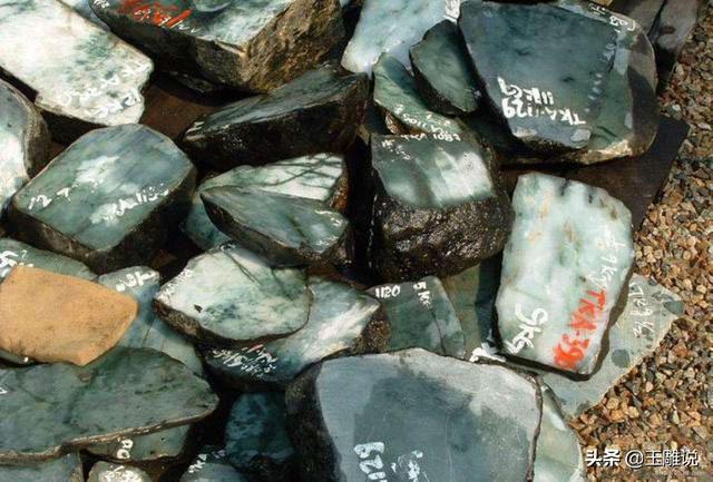 翡翠原石剥皮视频黑龙江翡翠原石剥皮-第1张图片-翡翠网 翡翠原石剥皮视频黑龙江翡翠原石剥皮-第1张图片-翡翠网