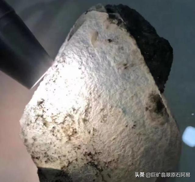 冰种原石打灯表现打灯下冰种翡翠原石-第3张图片-翡翠网 冰种原石打灯表现打灯下冰种翡翠原石-第3张图片-翡翠网