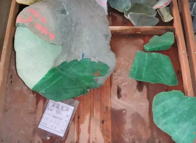 豆种翡翠原石图片,木纳种翡翠是什么档次-第2张图片-翡翠网 豆种翡翠原石图片,木纳种翡翠是什么档次-第2张图片-翡翠网