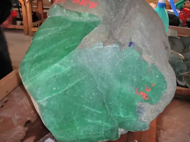 豆种翡翠原石图片,木纳种翡翠是什么档次-第3张图片-翡翠网 豆种翡翠原石图片,木纳种翡翠是什么档次-第3张图片-翡翠网