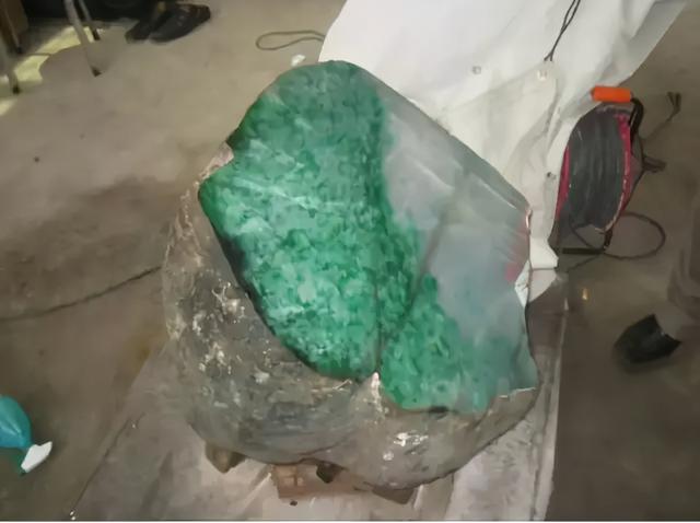 豆种翡翠原石图片,木纳种翡翠是什么档次-第8张图片-翡翠网 豆种翡翠原石图片,木纳种翡翠是什么档次-第8张图片-翡翠网