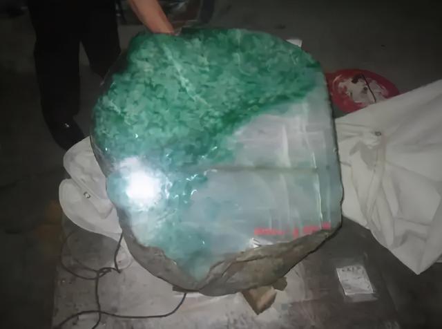 豆种翡翠原石图片,木纳种翡翠是什么档次-第9张图片-翡翠网 豆种翡翠原石图片,木纳种翡翠是什么档次-第9张图片-翡翠网