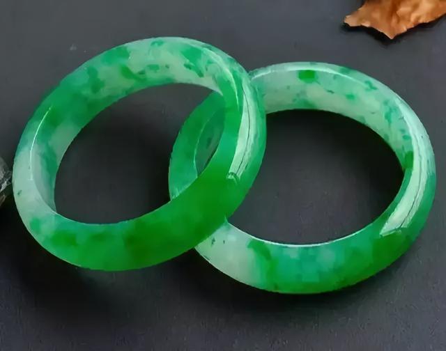 豆种翡翠原石图片,木纳种翡翠是什么档次-第11张图片-翡翠网 豆种翡翠原石图片,木纳种翡翠是什么档次-第11张图片-翡翠网