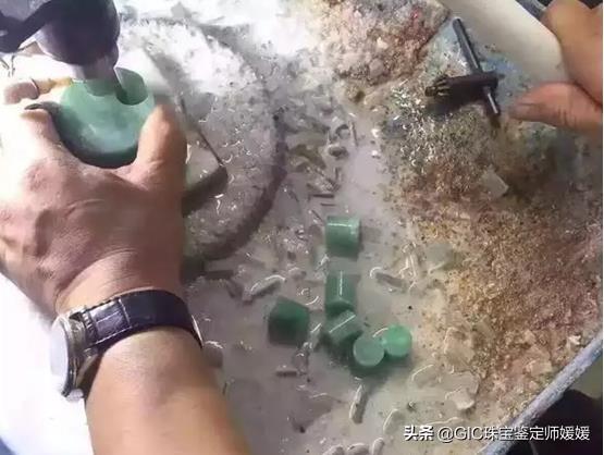 普通翡翠珠链价格,翡翠珠链几十是真的-第5张图片-翡翠网 普通翡翠珠链价格,翡翠珠链几十是真的-第5张图片-翡翠网