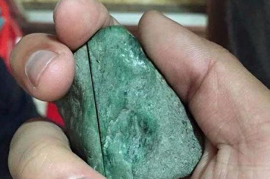 翡翠原石打灯显绿做东西显色木那翡翠原石打灯黄雾-第1张图片-翡翠网 翡翠原石打灯显绿做东西显色木那翡翠原石打灯黄雾-第1张图片-翡翠网