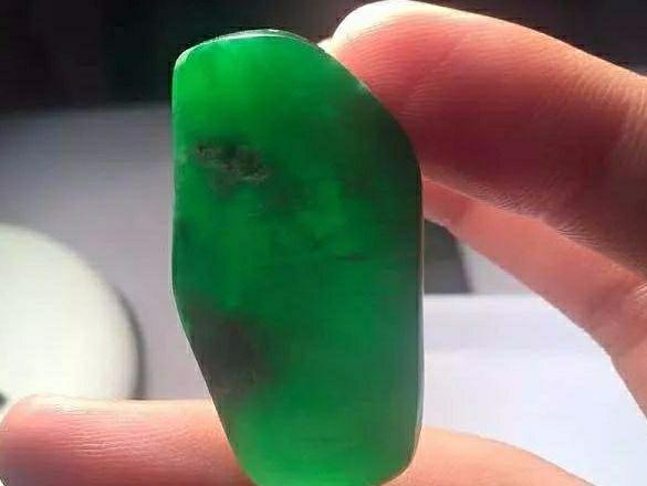 翡翠原石打灯显绿做东西显色木那翡翠原石打灯黄雾-第4张图片-翡翠网 翡翠原石打灯显绿做东西显色木那翡翠原石打灯黄雾-第4张图片-翡翠网