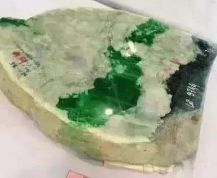 豆种翡翠手串价格,翡翠手串保值吗-第6张图片-翡翠网 豆种翡翠手串价格,翡翠手串保值吗-第6张图片-翡翠网