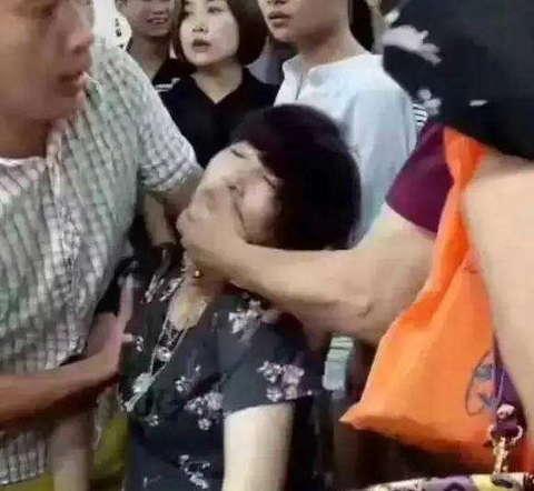 摔翡翠手镯的小孩,老和田玉多少钱一克-第3张图片-翡翠网 摔翡翠手镯的小孩,老和田玉多少钱一克-第3张图片-翡翠网